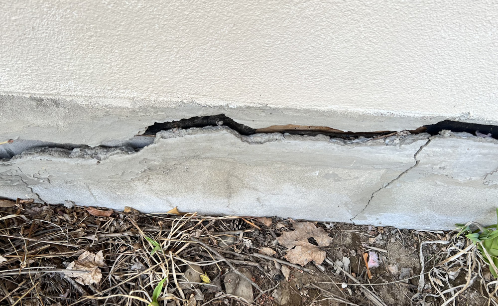 close up view of a cracked foundation